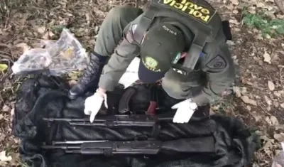 Agentes del Gaula desentierran los fusiles del Clan del Golfo.