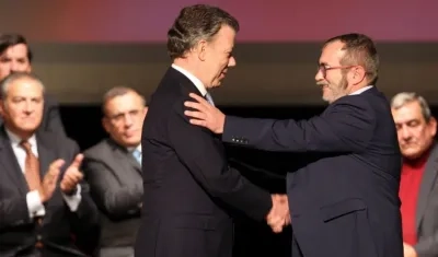 El Presidente Juan Manuel Santos y el líder de las FARC, Rodrigo Londoño, ‘Timochenko’
