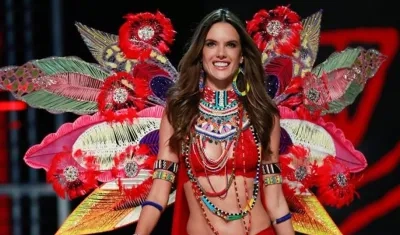 Alessandra Ambrosio en el desfile de Victoria's Secret.