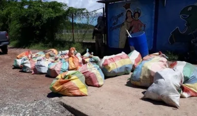  Las autoridades contabilizaron 27 bultos con 723 paquetes de la sustancia ilícita aun por determinar.