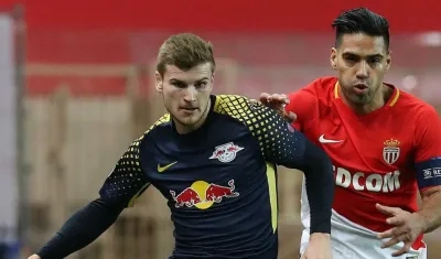 Falcao García disputa la pelota con un rival. 