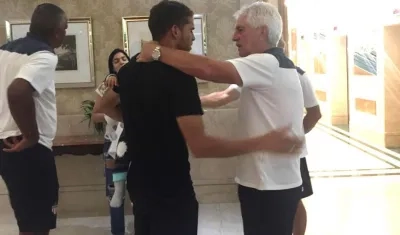 Gustavo Cuéllar saludando al técnico juniorista, Julio Comesaña.