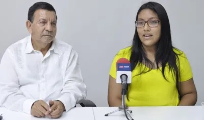 Licenciado Jorge Torres Díaz y la estudiante Massiel Gutiérrez Paz.