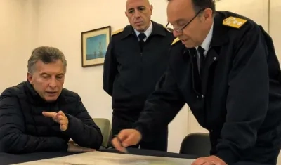 Fotografía muestra al presidente argentino Mauricio Macri (i) junto al subjefe de la Armada Argentina y el el jefe del Comando del Área Naval Atlántica.