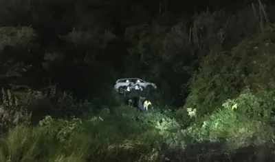 Transeúntes que pasaban por el lugar tomaron fotografías del accidente.