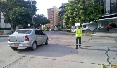 Un orientador apoyando el tránsito en la Calle 80 con Carrera 51B.