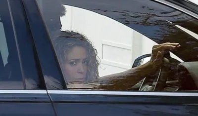 Shakira junto a su pareja Piqué saliendo de su casa.