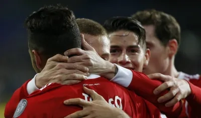 Tolisso se abraza con sus compañeros tras el segundo gol. 