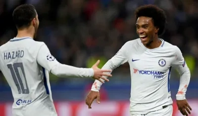 Eden Hazard se felicita con William. 