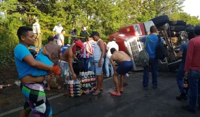 Habitantes se llevaron pacas de la bebida.
