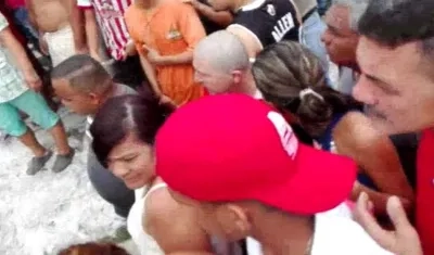 Una multitud rodeó al presunto violador.