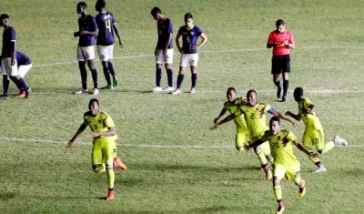 Jugadores de Colombia celebran el oro.