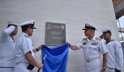El Vicealmirante, Ernesto Durán González, Comandante de la Armada Nacional, cuando inauguraba el edificio.