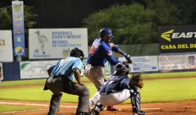 El bateador Steve Bronw hace swing ante un lanzamiento.
