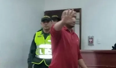 Jonathan Berdugo Bolaño tapó su cara ante las cámaras en la audiencia.