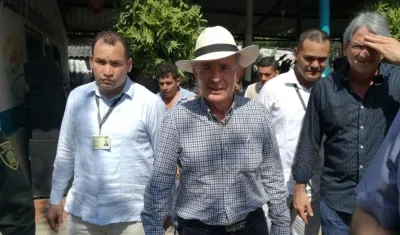 El expresidente Uribe a su llegada al aeropuerto de carga. 