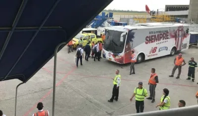Bus de Junior espera a los jugadores en la pista del aeropuerto. 