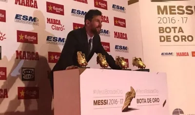 Lionel Messi posa con sus cuatro botas de oro. 