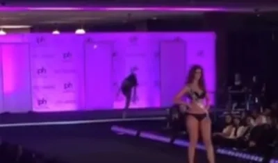 Caída de Miss Nepal.