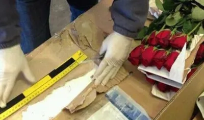  Los capturados manipulaban las cajas cargadas con flores con fines delictivos.