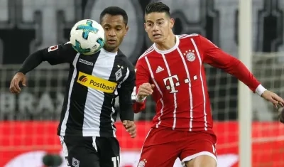 Rafael disputa la pelota con James Rodríguez. 