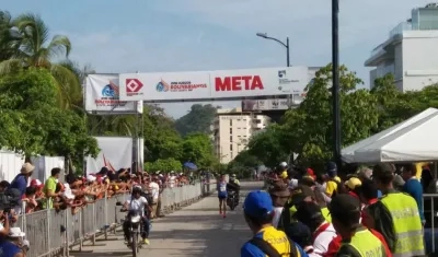 Jeison Suárez cruza primero la meta. 