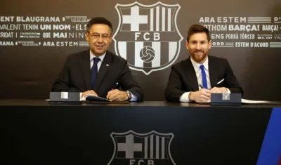 Lionel Messi firma su nuevo contrato con el Barcelona. 