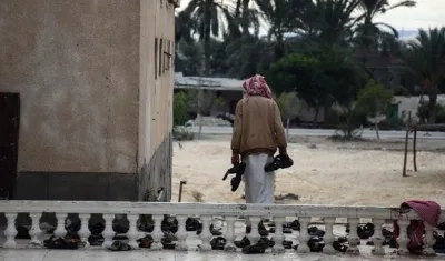 Los atacantes disparaban desde las ventanas y las puertas.