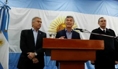 El presidente de Argentina, Mauricio Macri (c), y el ministro de Defensa, Óscar Aguad (i) participan en una comparecencia institucional. 