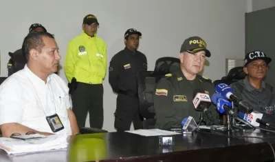 El fiscal 11 URI, Rodrigo Restrepo; el comandante encargado de la Mebar, coronel Mauricio Pérez, un agente investigador del CTI de la Fiscalía.