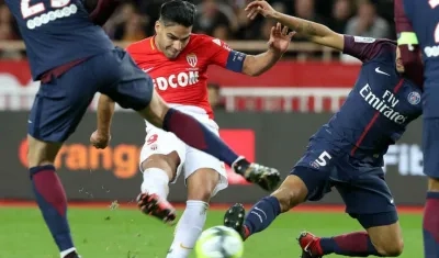 Falcao García durante el duelo con el PSG. 
