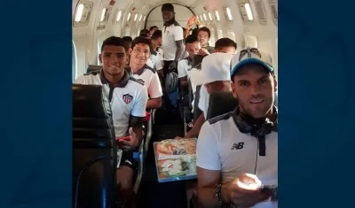 Jugadores de Junior en el vuelo rumbo a Cali. 