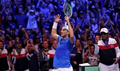 Lucas Pouille celebra el triunfo ante los aficionados. 