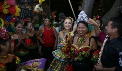 La reina Valeria exaltó a Magaly Salas, directora del Garabato de la Ocho.
