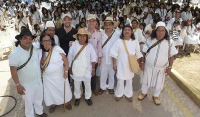 En la foto, las partes tras el convenio firmado.
