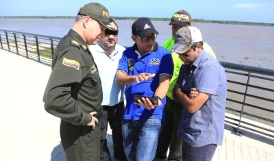 El Fiscal Rodrigo Restrepo explicando detalles de la investigación al Alcalde, Alejandro Char; el Comandante (e) de la Mebar , Coronel Mauricio Pérez y el Jefe de la Oficina de Seguridad, Yesid Turbay.