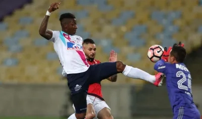 Yony González disputa la pelota con el arquero de Flamengo. 