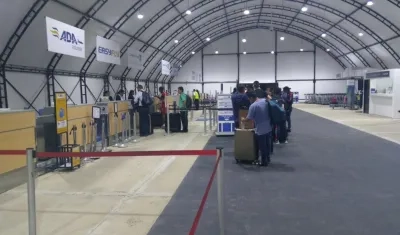 "Ya estamos operando desde nuestra zona de chequeo temporal", indicó la administración del Aeropuerto de Barranquilla.