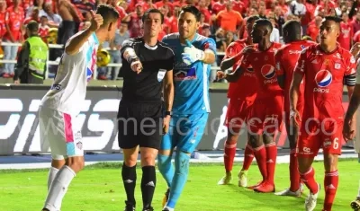 El capitán Sebastián Viera reclama una acción sancionada por el árbitro.