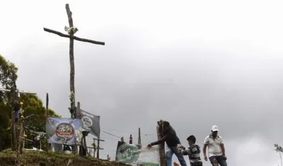 Habitantes del municipio la Unión llevaron detalles a la zona donde fue el accidente.