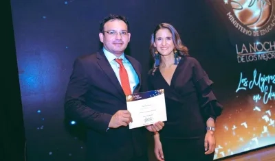 El Secretario Dagoberto Barraza recibiendo el reconocimiento de la Ministra Yaneth Giha.