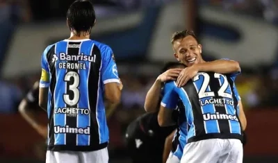Jugadores del Gremio celebran el segundo gol de la noche.