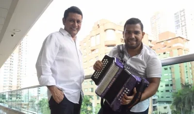 El cantautor Iván Ovalle junto a su acordeonero Ángel Barrios.