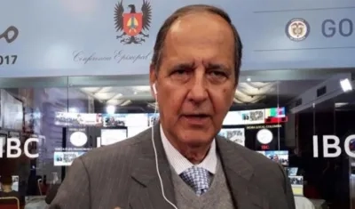 Juan Camilo Restrepo, jefe de la delegación de Colombia en la Mesa de Quito, y Pablo Beltrán, jefe de la delegación de la guerrilla.