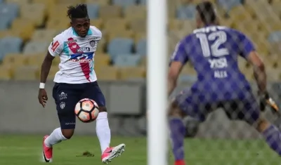 Yony González encara al portero Muralha.