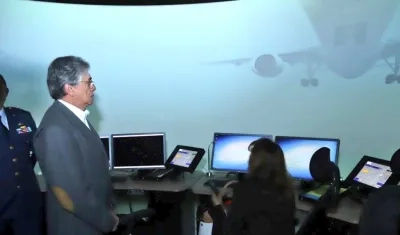 El ministro de Transporte, Germán Cardona, observa el nuevo sistema instrumental de navegación.