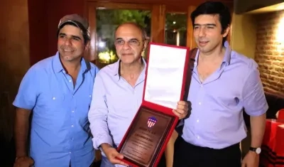 Alejandro Char, Alcalde Barranquilla; Eduardo Bandeira, presidente de Flamengo y Antonio Char, presidente de Junior.