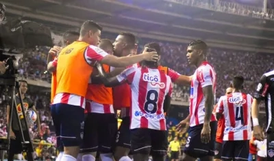 Jugadores de Junior celebran un gol.