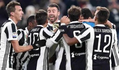 Jugadores de Juventus celebran un gol. 