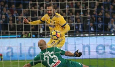 Acción de gol de Gonzalo Higuaín. 